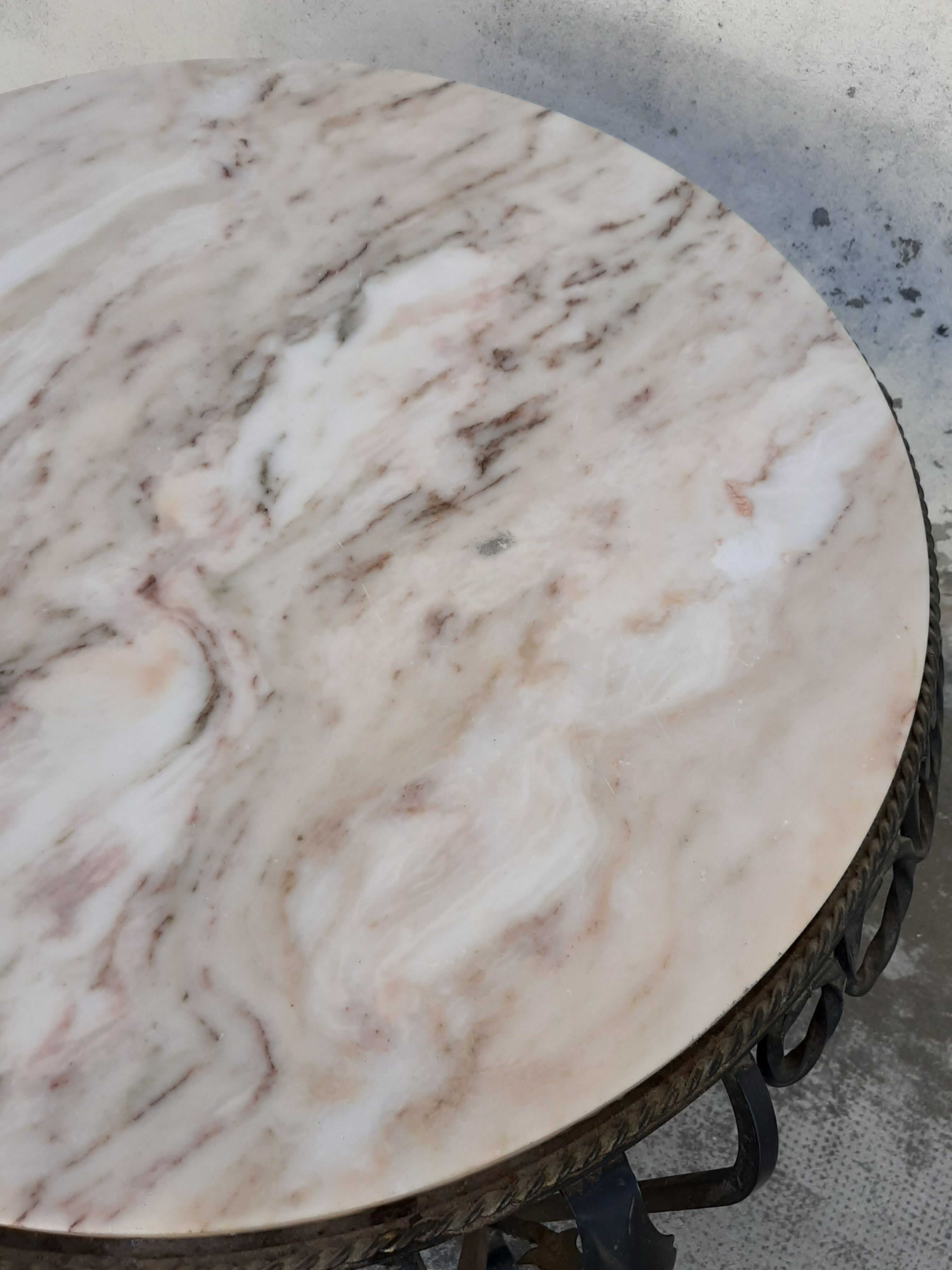 Table basse ronde en fer forgé et dessus marbre