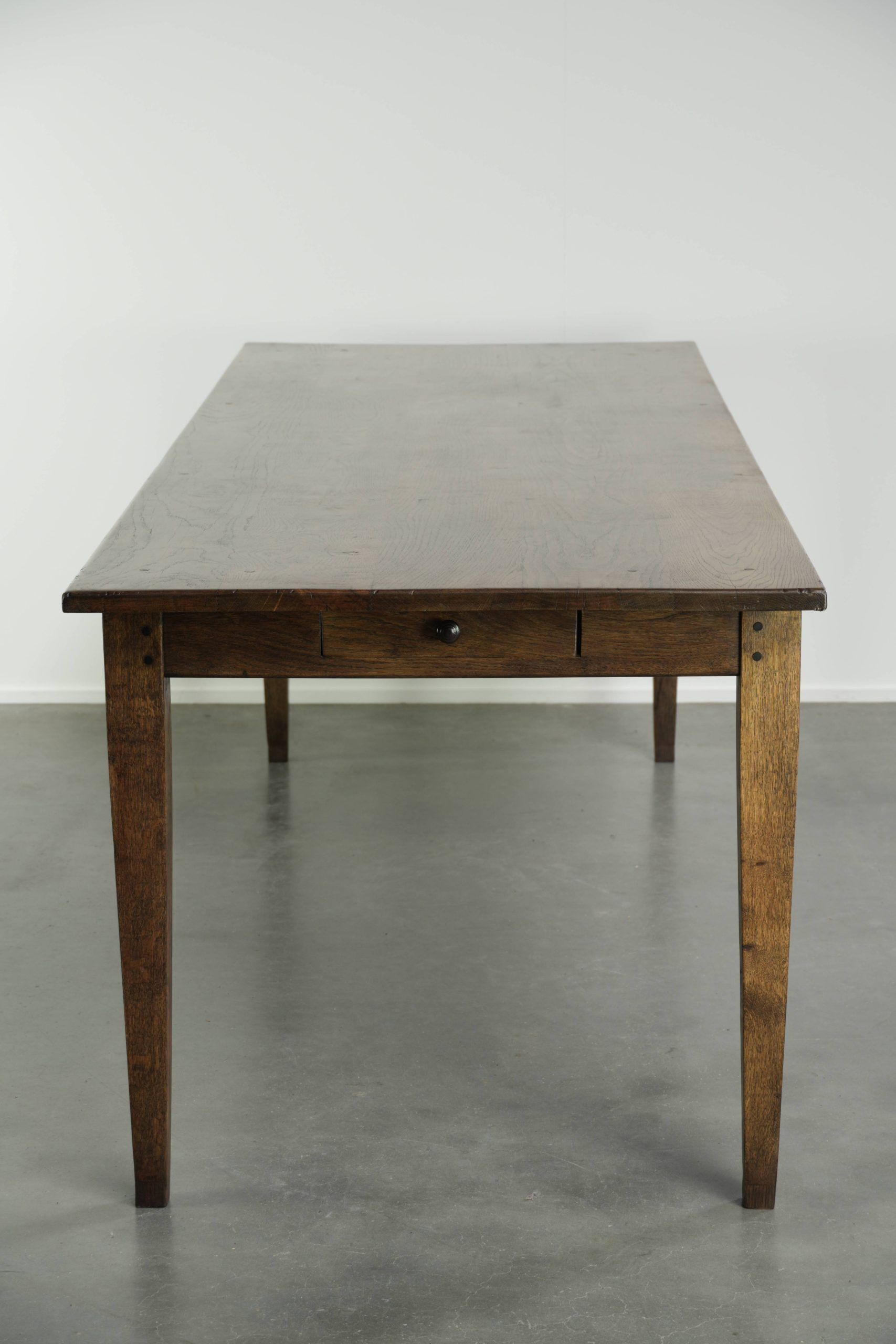 Table de ferme française du 19ème siècle en chêne avec 2 tiroirs.