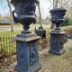 Grandes jardinières anciennes en fonte sur piédestal