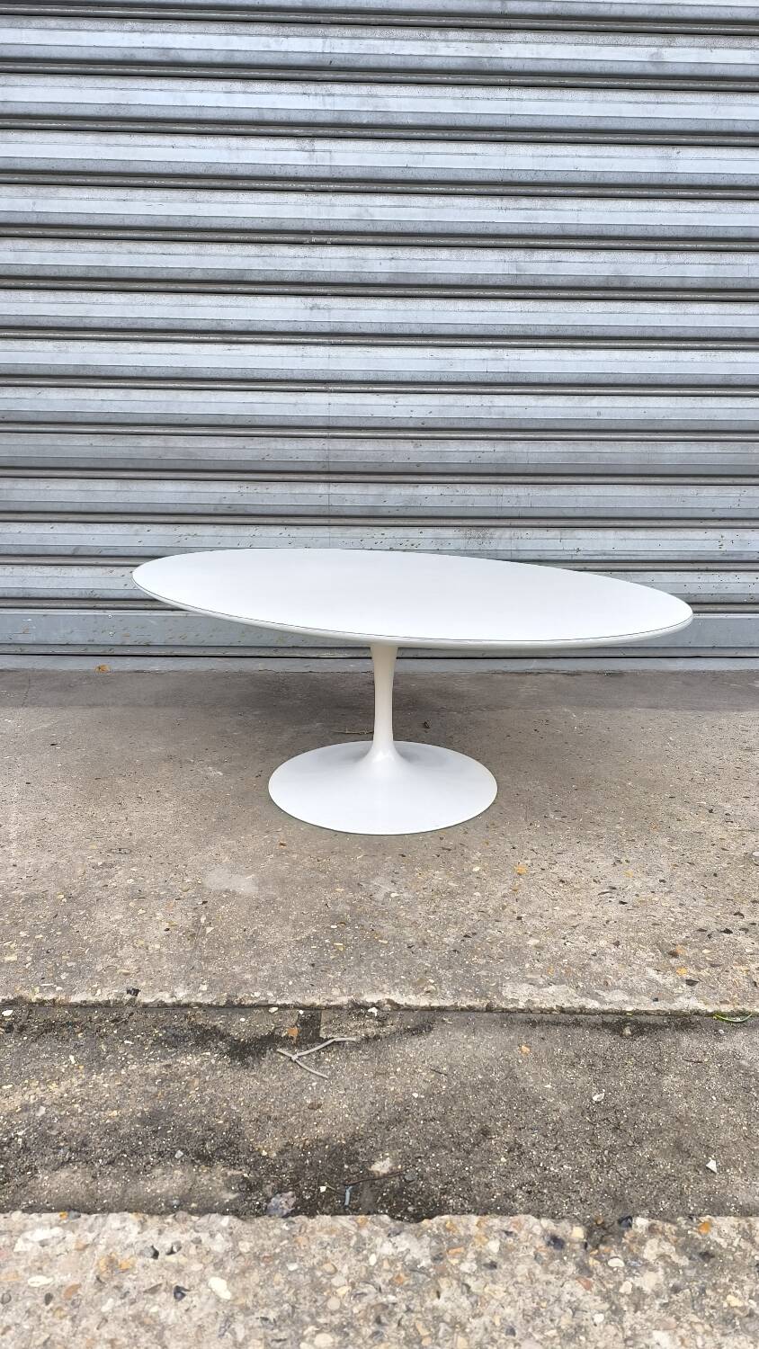 Oval Tulip Coffee Table by Knoll International design Eero Saarinen