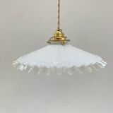Paire de suspensions en opaline blanche