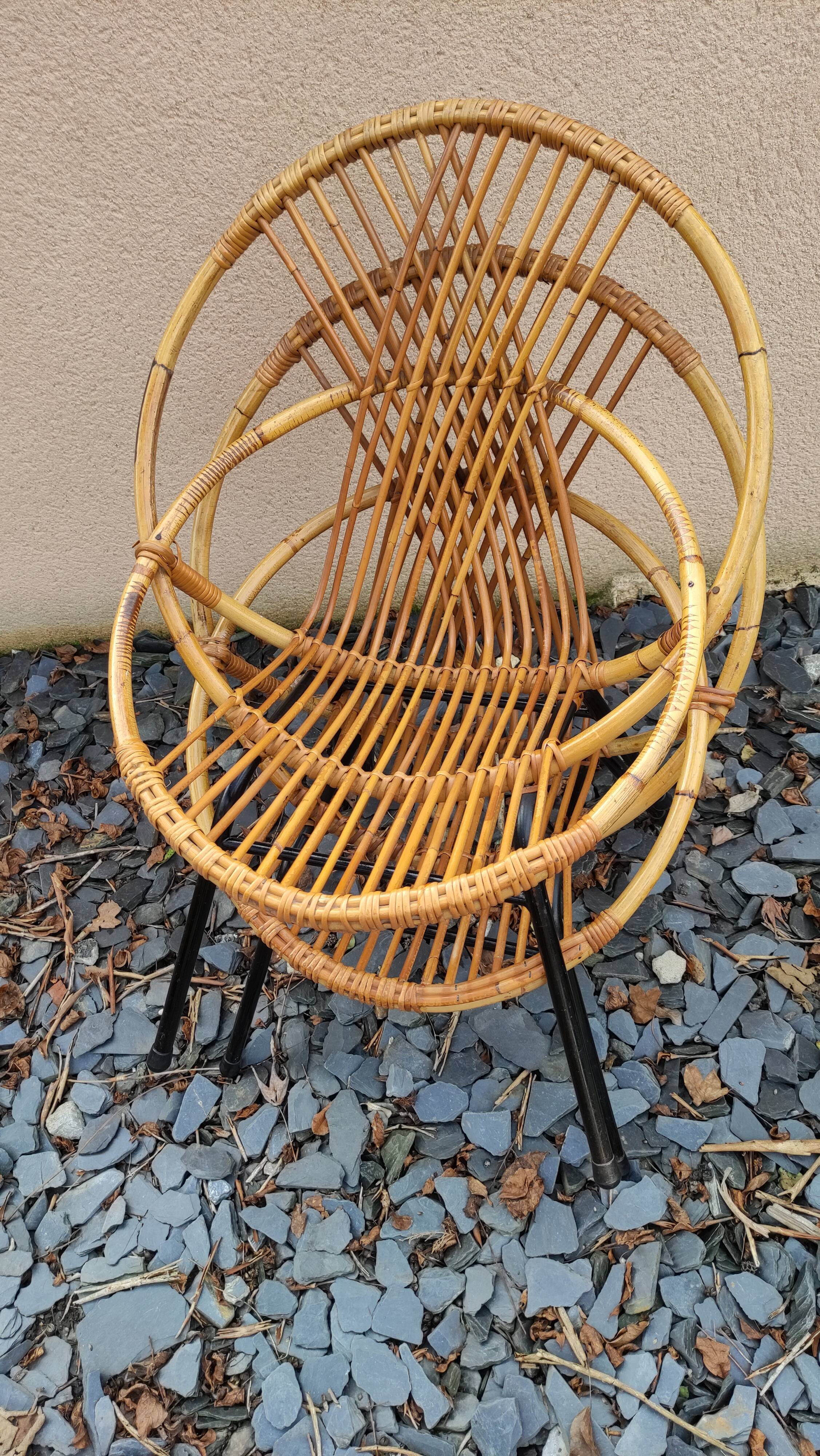 Paire de fauteuils coquilles ou corbeille en rotin tressé, pieds en métal