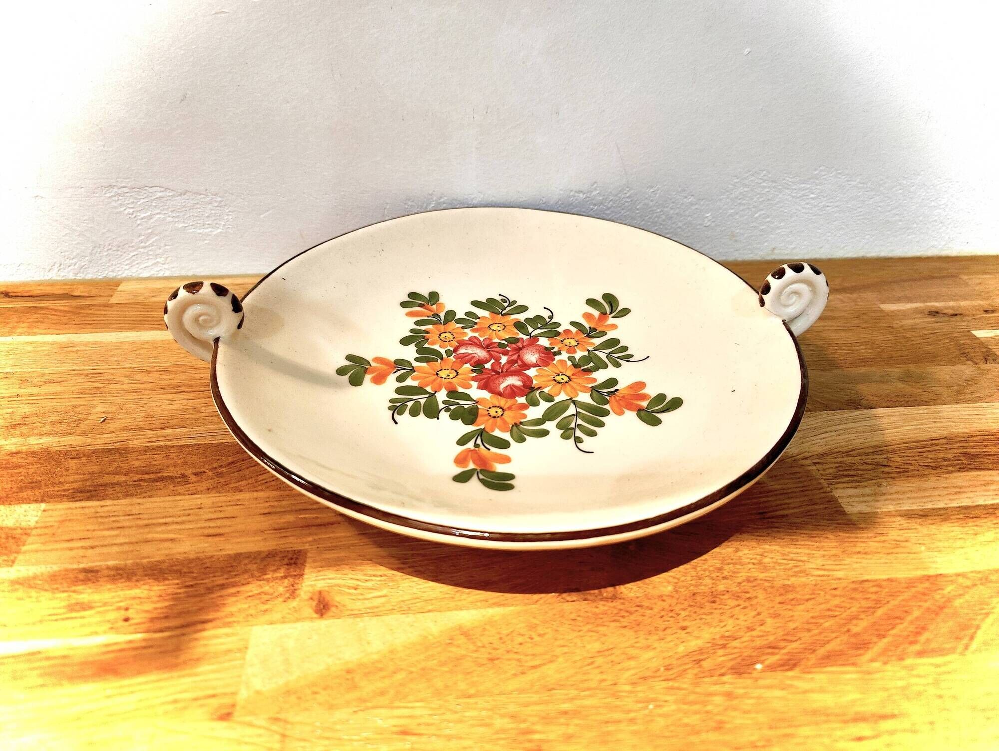 Decorative plate in earthenware
