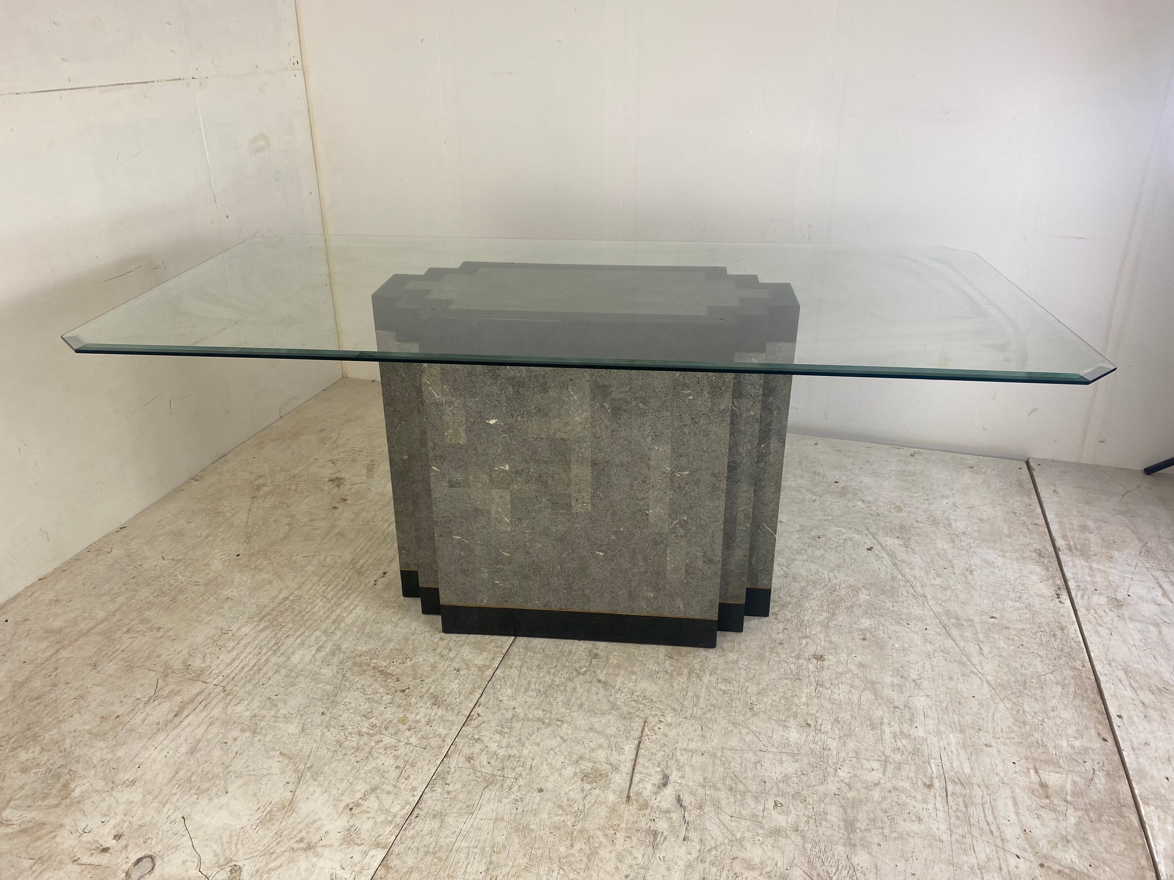 Table à manger postmoderne en pierre et marbre avec socle en laiton et plateau en verre, années 1980