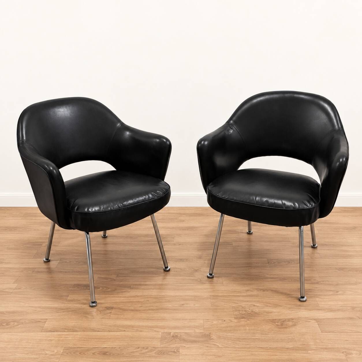 Conference chairs by Eero Saarinen for Knoll
