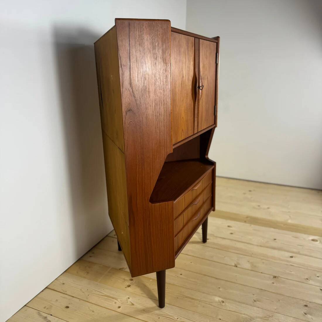 Meuble d'angle danois en teck – Mid-Century