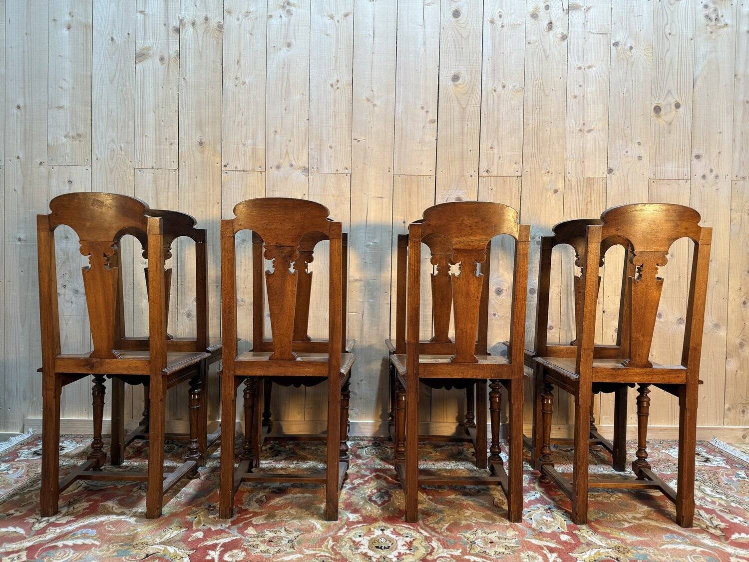 Suite de 8 chaises Néo-Renaissance en noyer