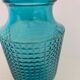 Vase en verre bleu moulé vintage