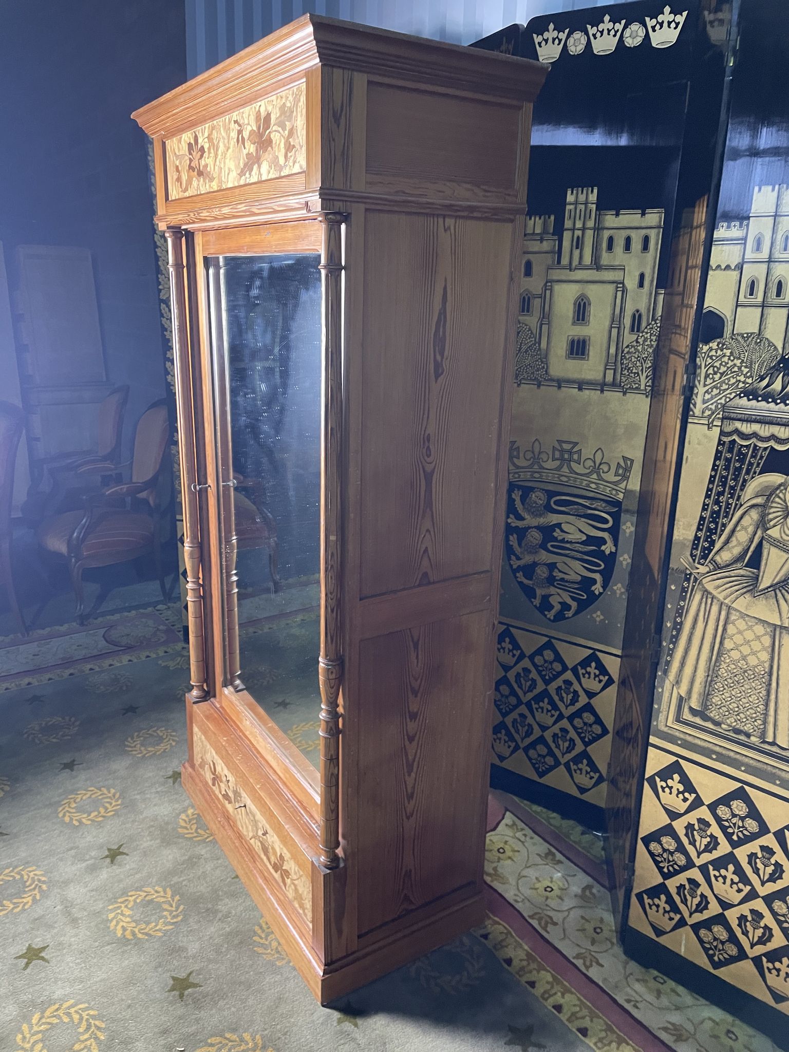 Armoire à glace en pitchpin et marqueterie