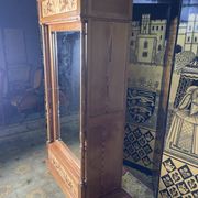 Armoire à glace en pitchpin et marqueterie