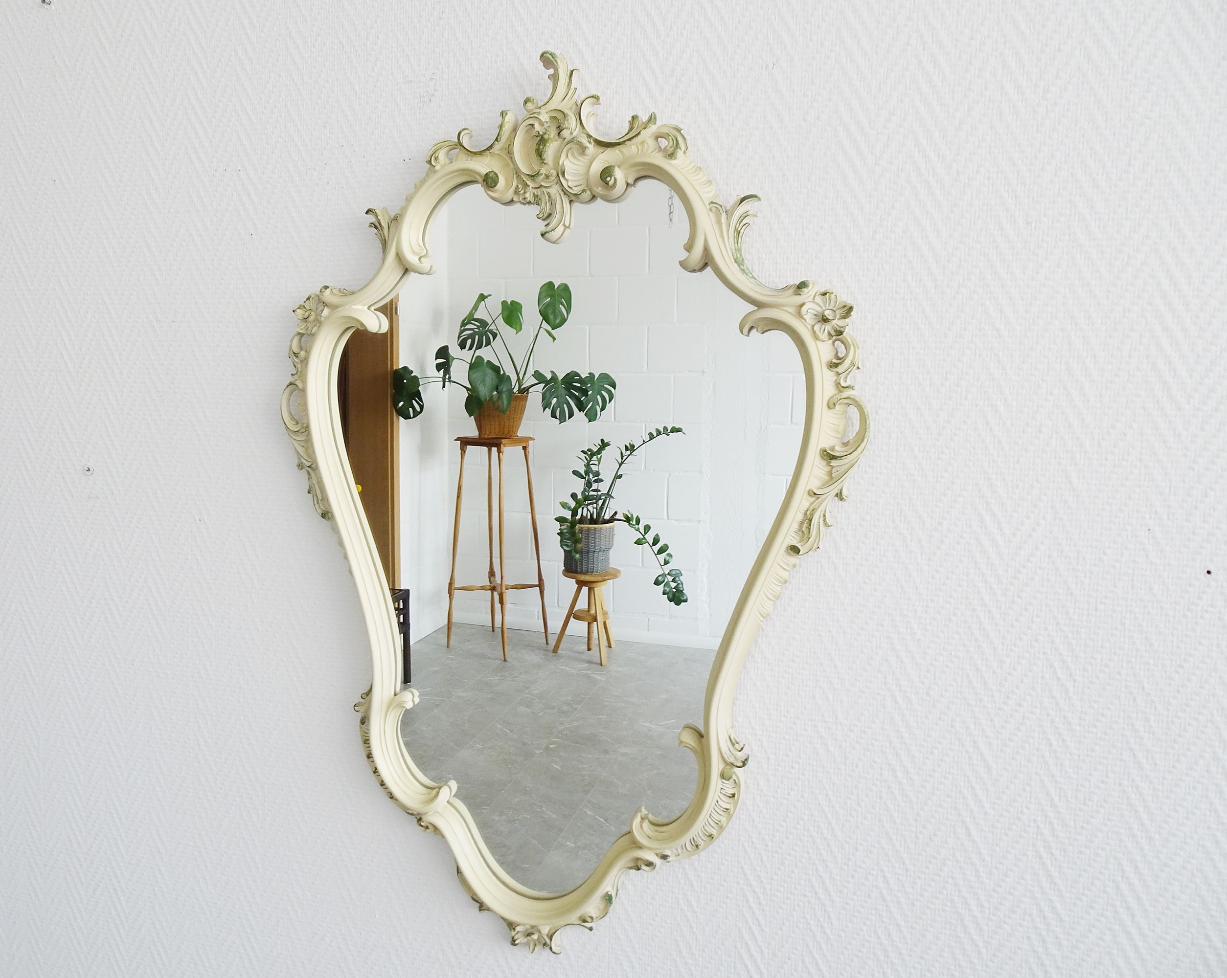 Florentine mirror in baroque style patinated in white and green