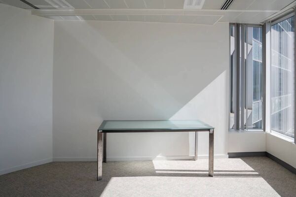 Bureau en verre ODILE DECQ avec pieds métalliques