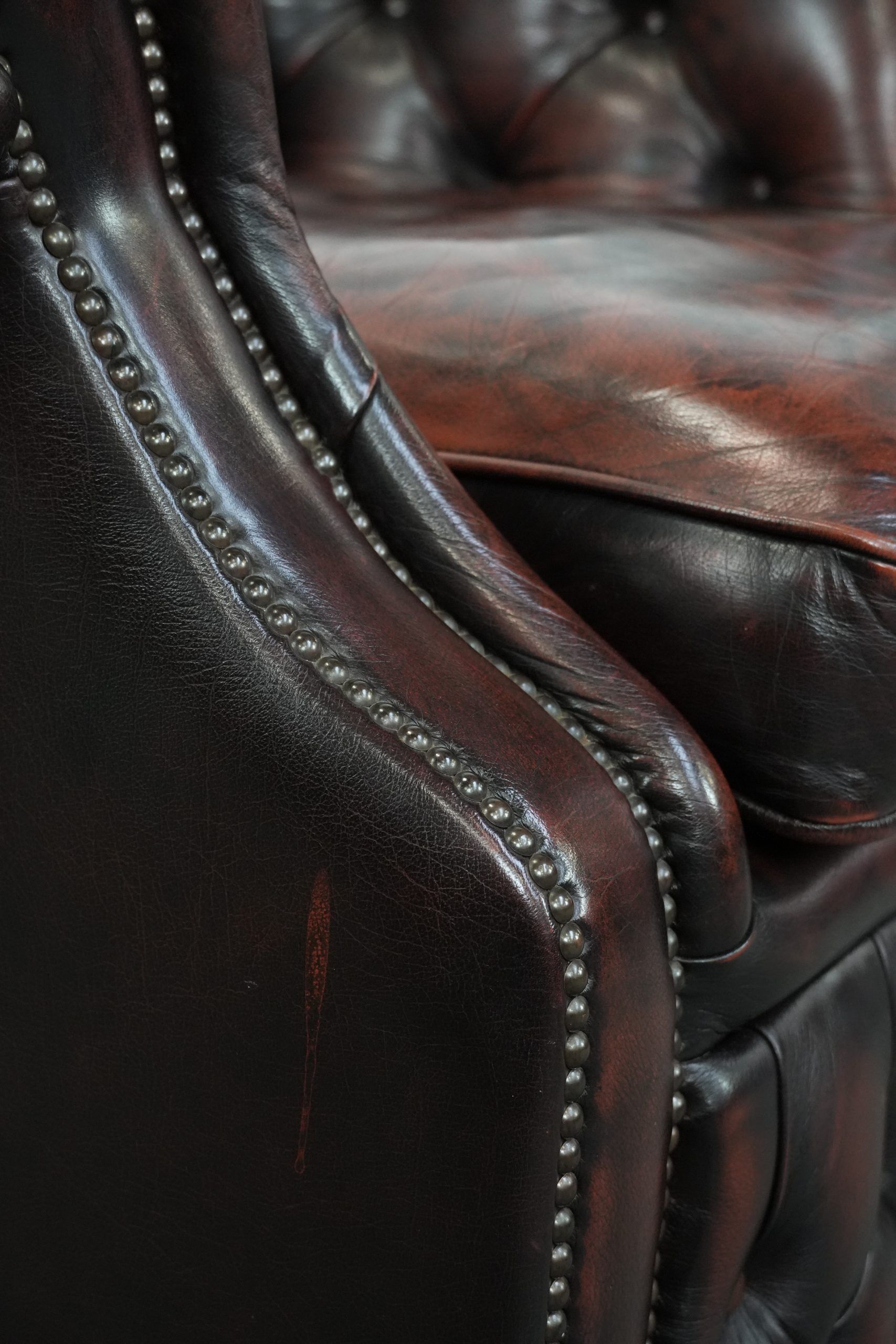 Set of two marbled cowhide leather Chesterfield armchairs in English style