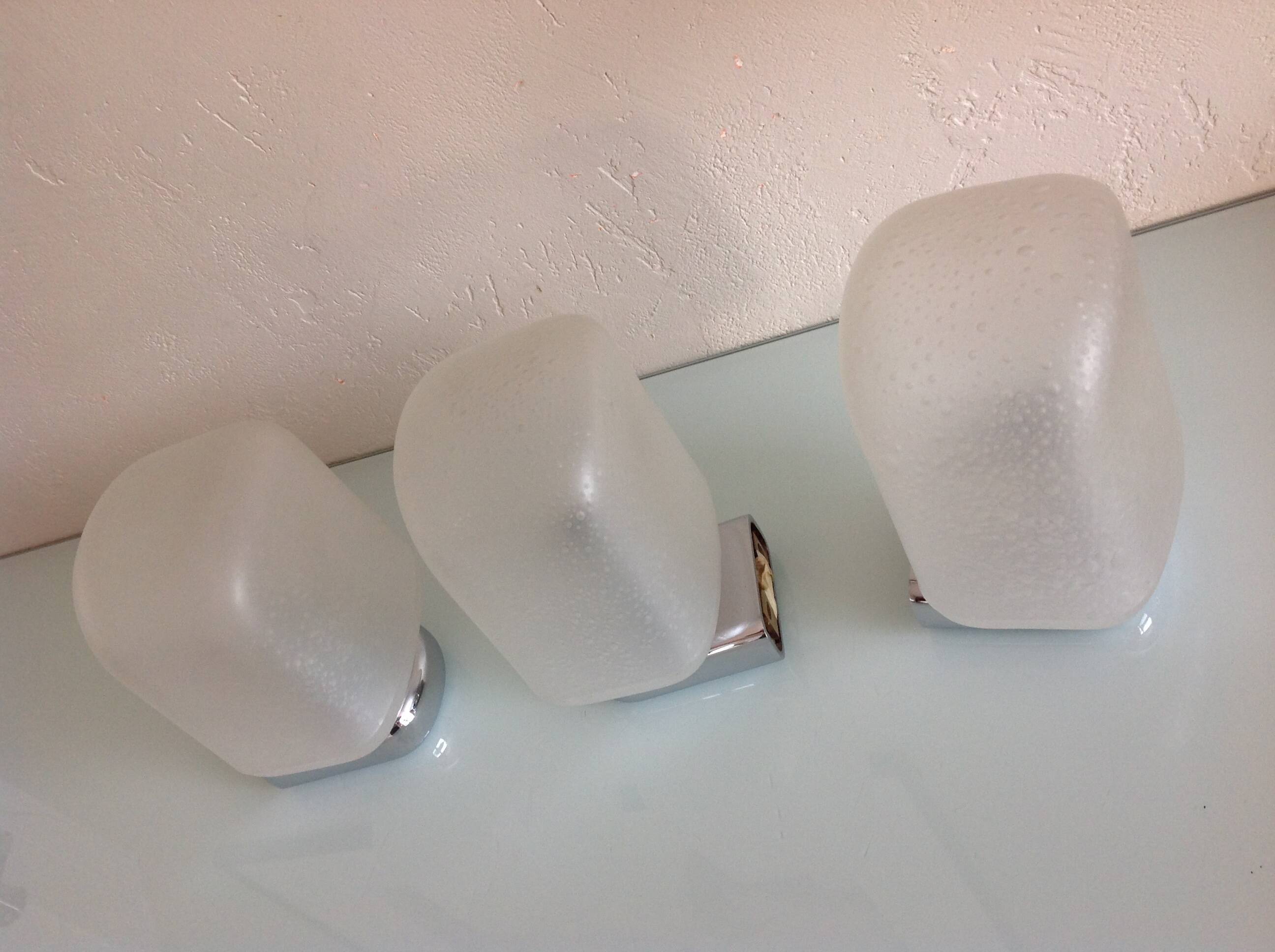 Suite de trois appliques en metal chromé et verre dépoli bullé/ vintage années 70