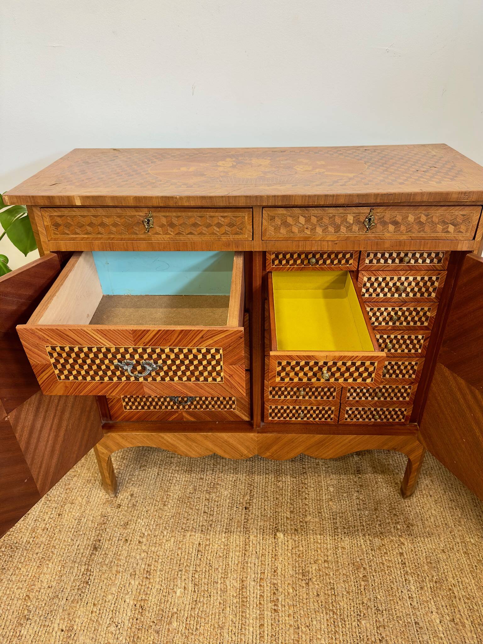 Commode en bois marqueté – Décor floral