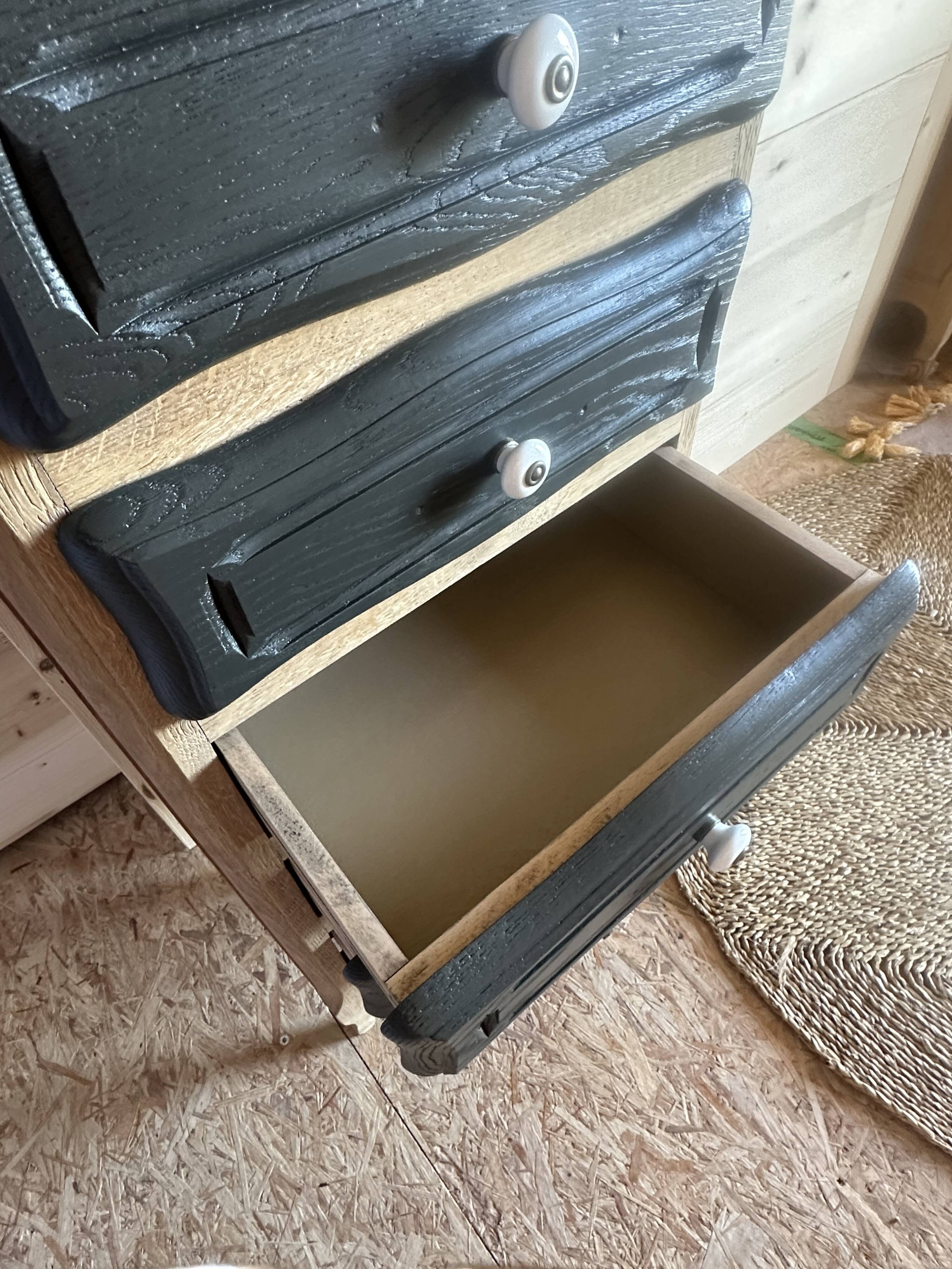 Chiffonnier bois brut et noir 5 tiroirs