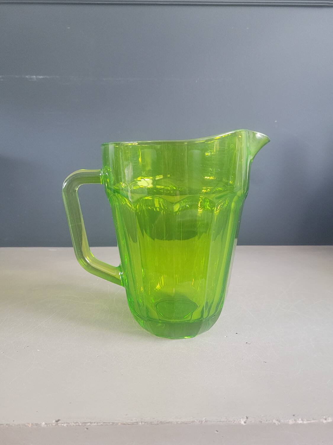 Pichet vintage en verre moulé vert