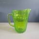 Pichet vintage en verre moulé vert