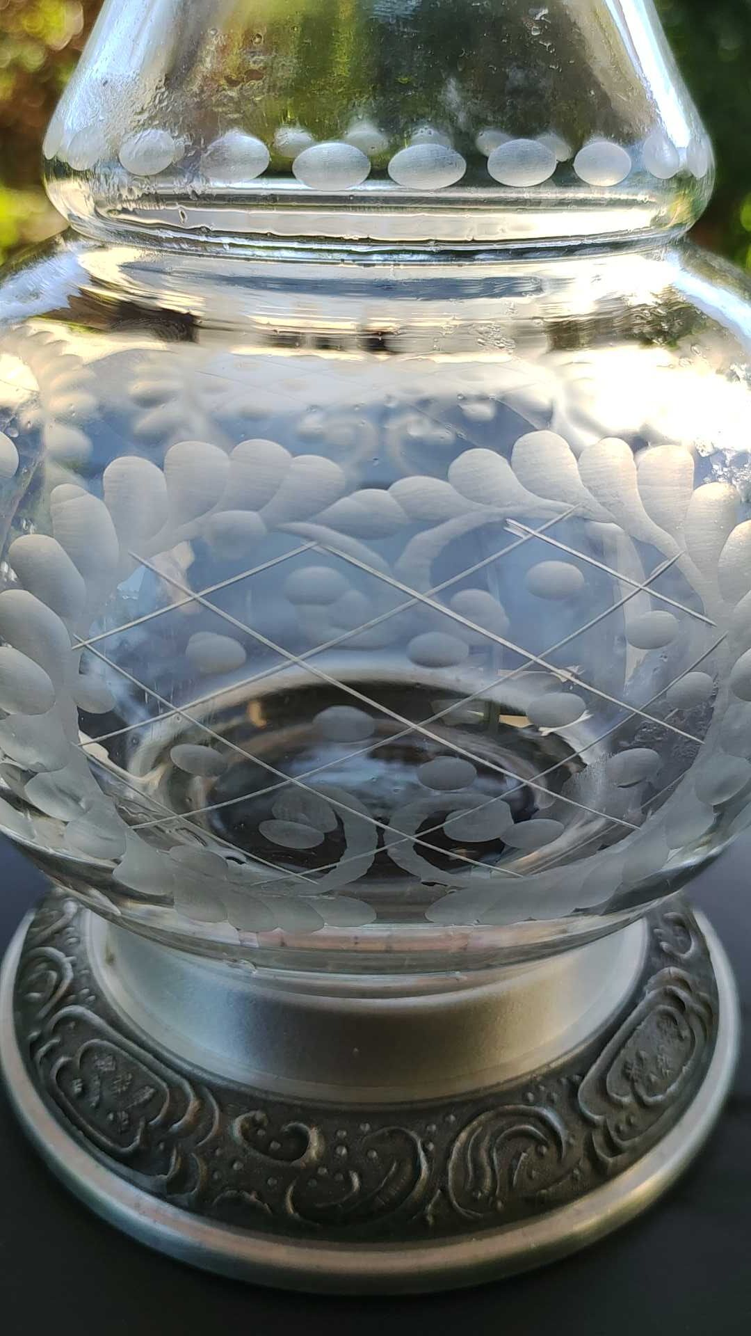 Refined carafe ball shape, pear neck. in finely engraved crystal