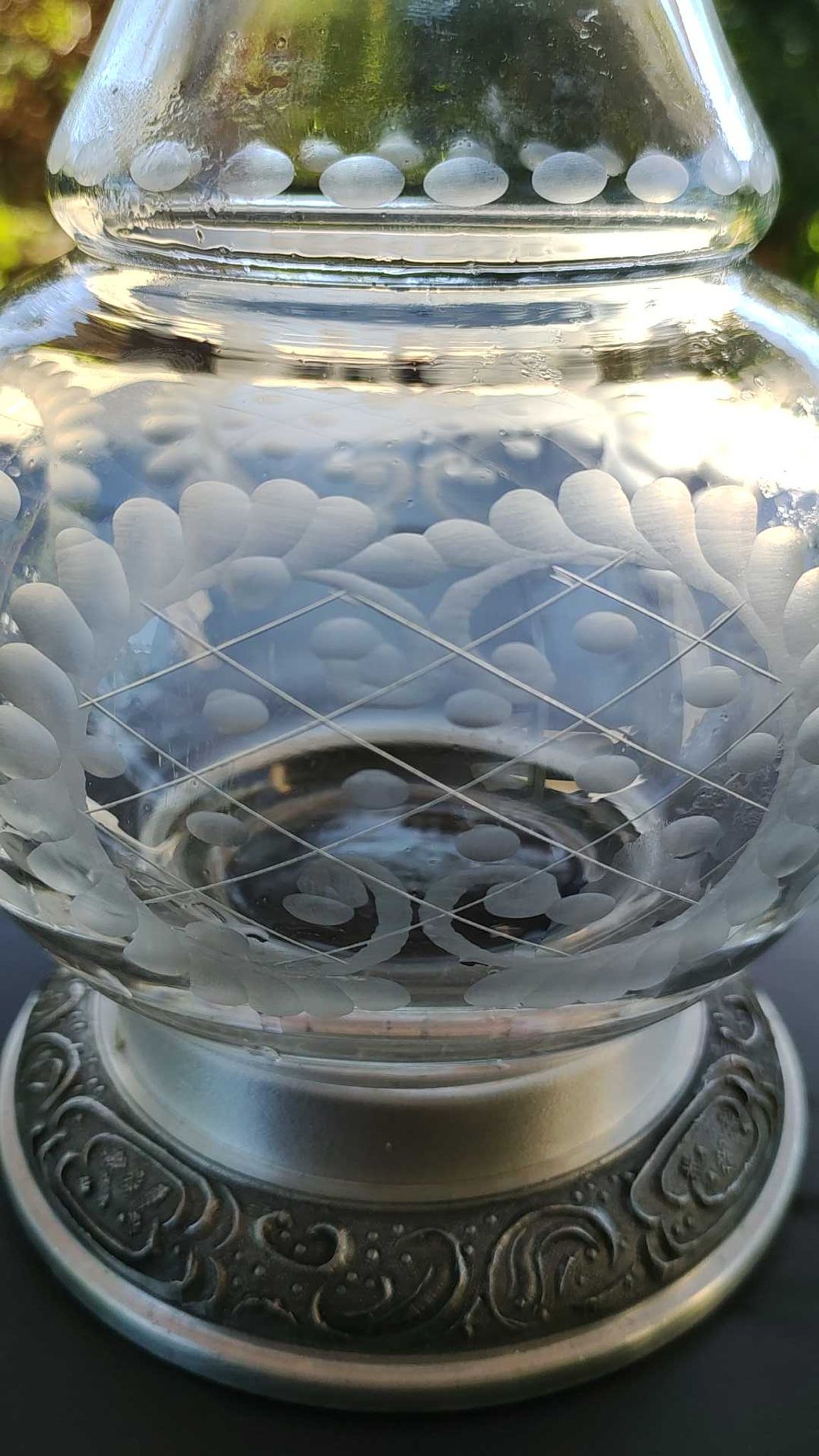 Carafe raffinée forme boule, col forme poire. en cristal finement gravé