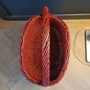Panier en rotin peint en rouge