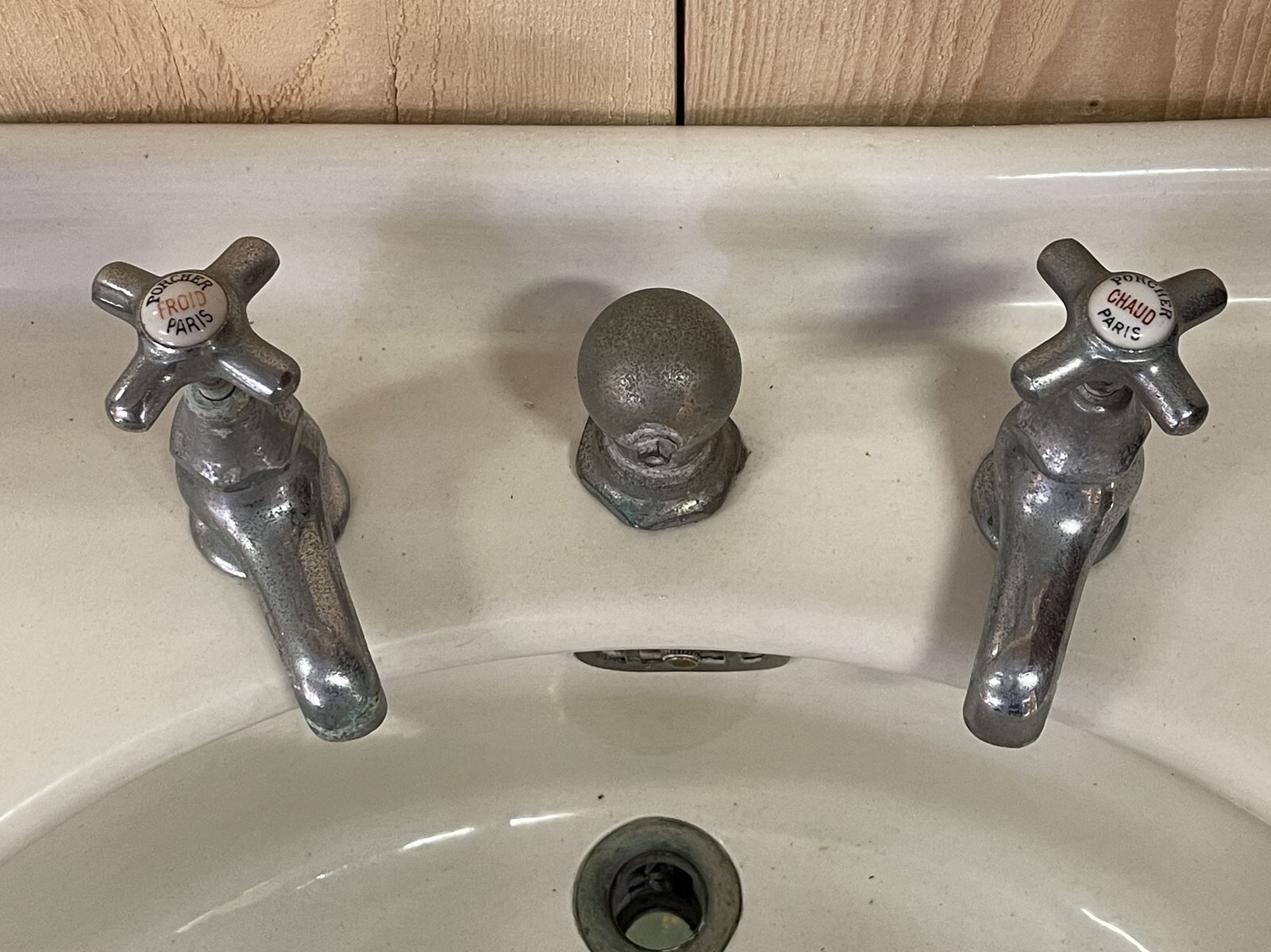 1930s standing washbasin