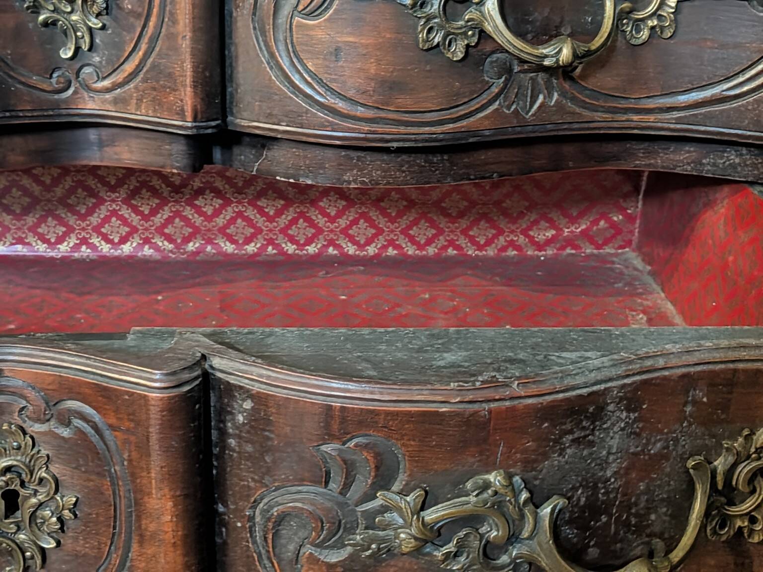 Antique louis xv style walnut chest of drawers – 3 drawers
