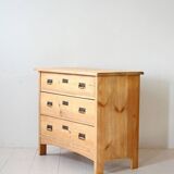 Coffre scandinave en bois avec poignées en fer