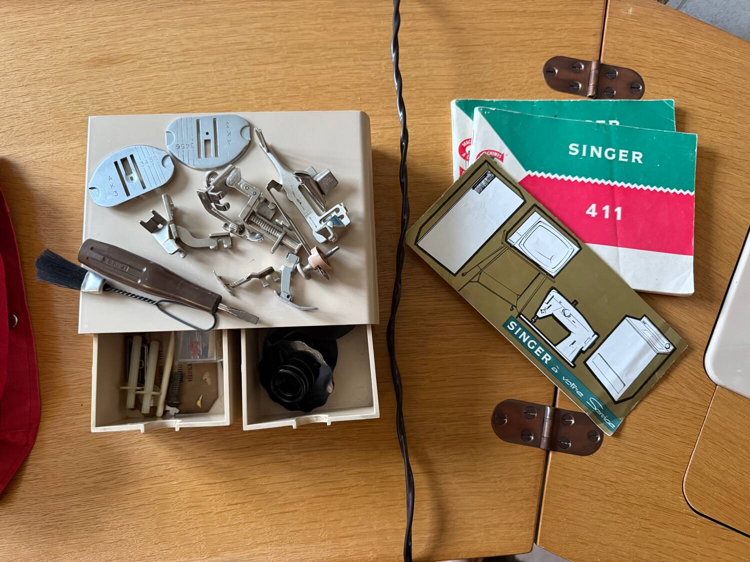 Meuble, bureau avec machine à coudre Singer 411