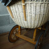 Ancien berceau en bois et osier sur roues