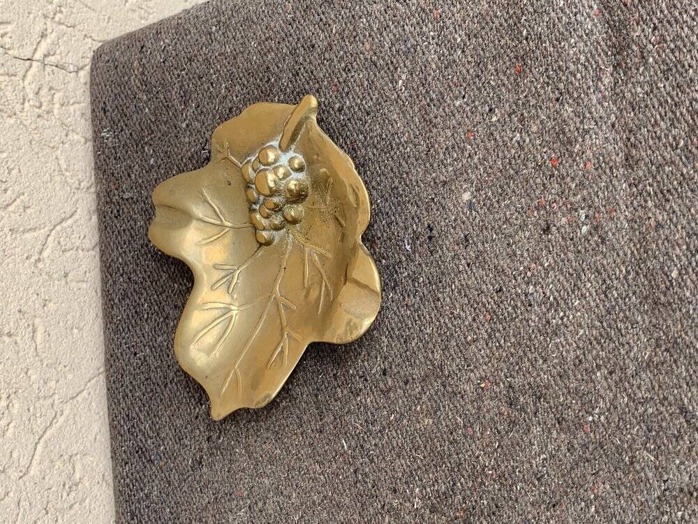 Golden brass bowl in the shape of a vintage leaf from the 1960s, organic design.