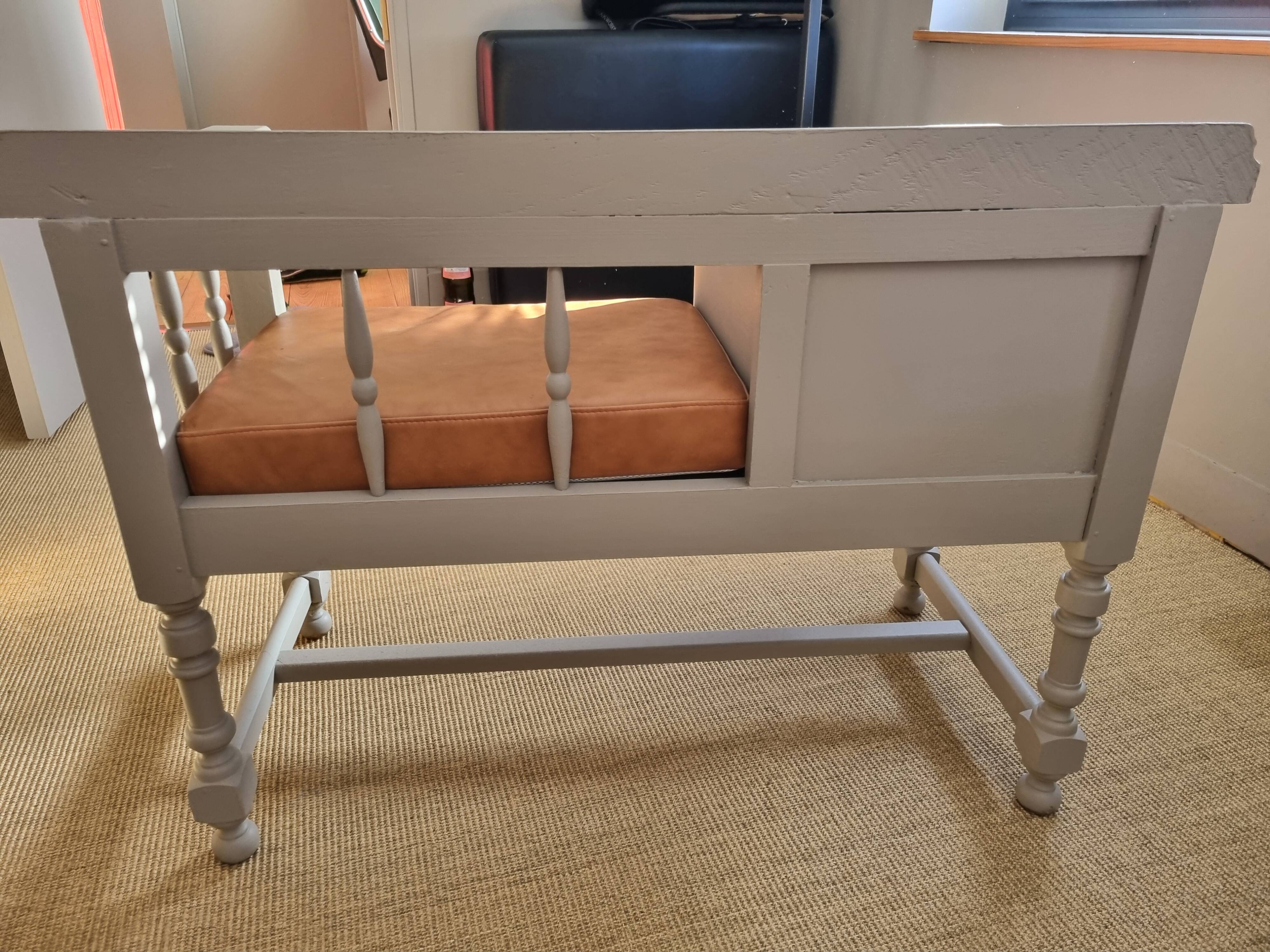 Banc téléphone et son siège cuir camel