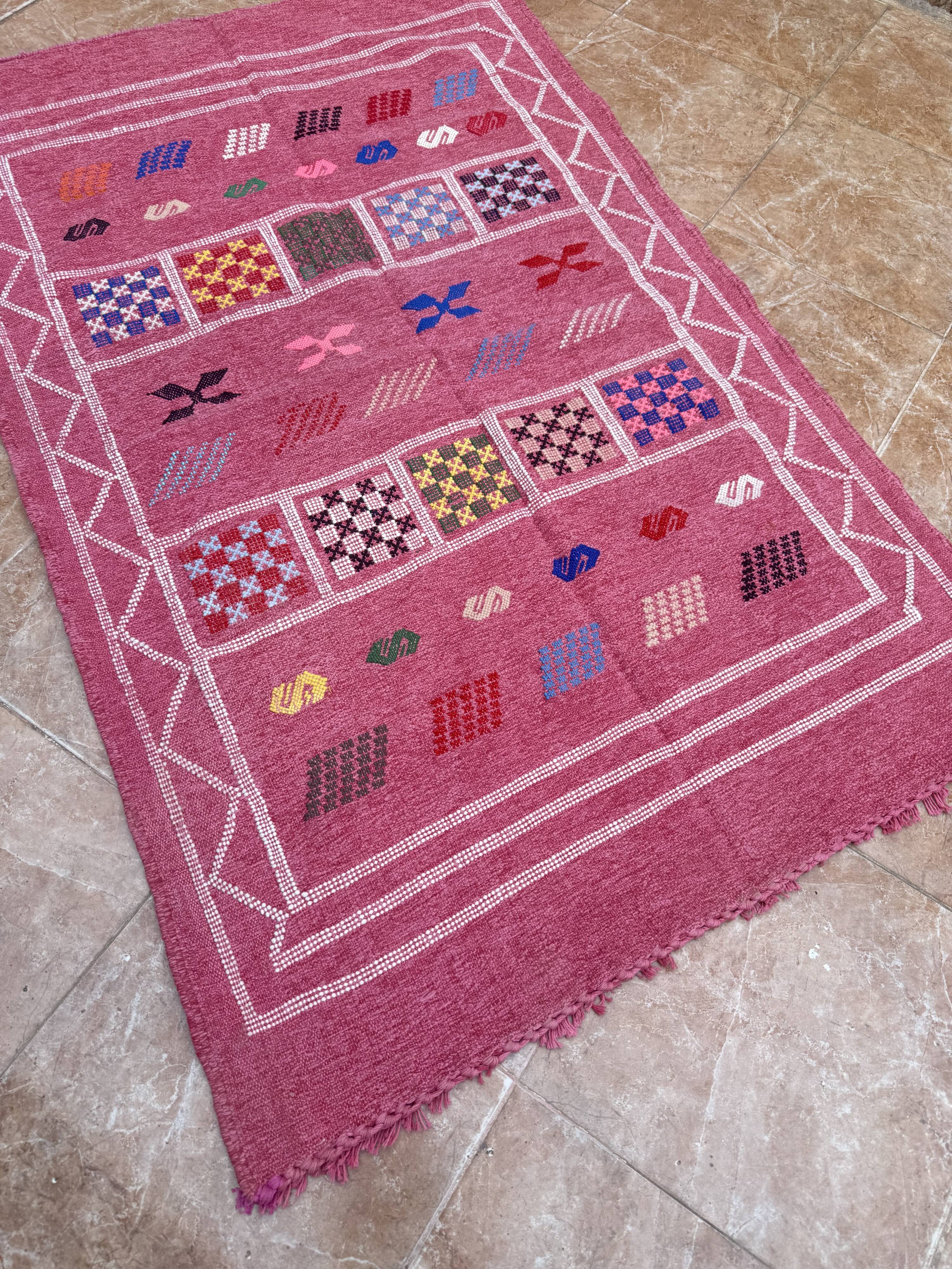 Handmade Moroccan wool rug: Berber Azilal style, geometric pattern.