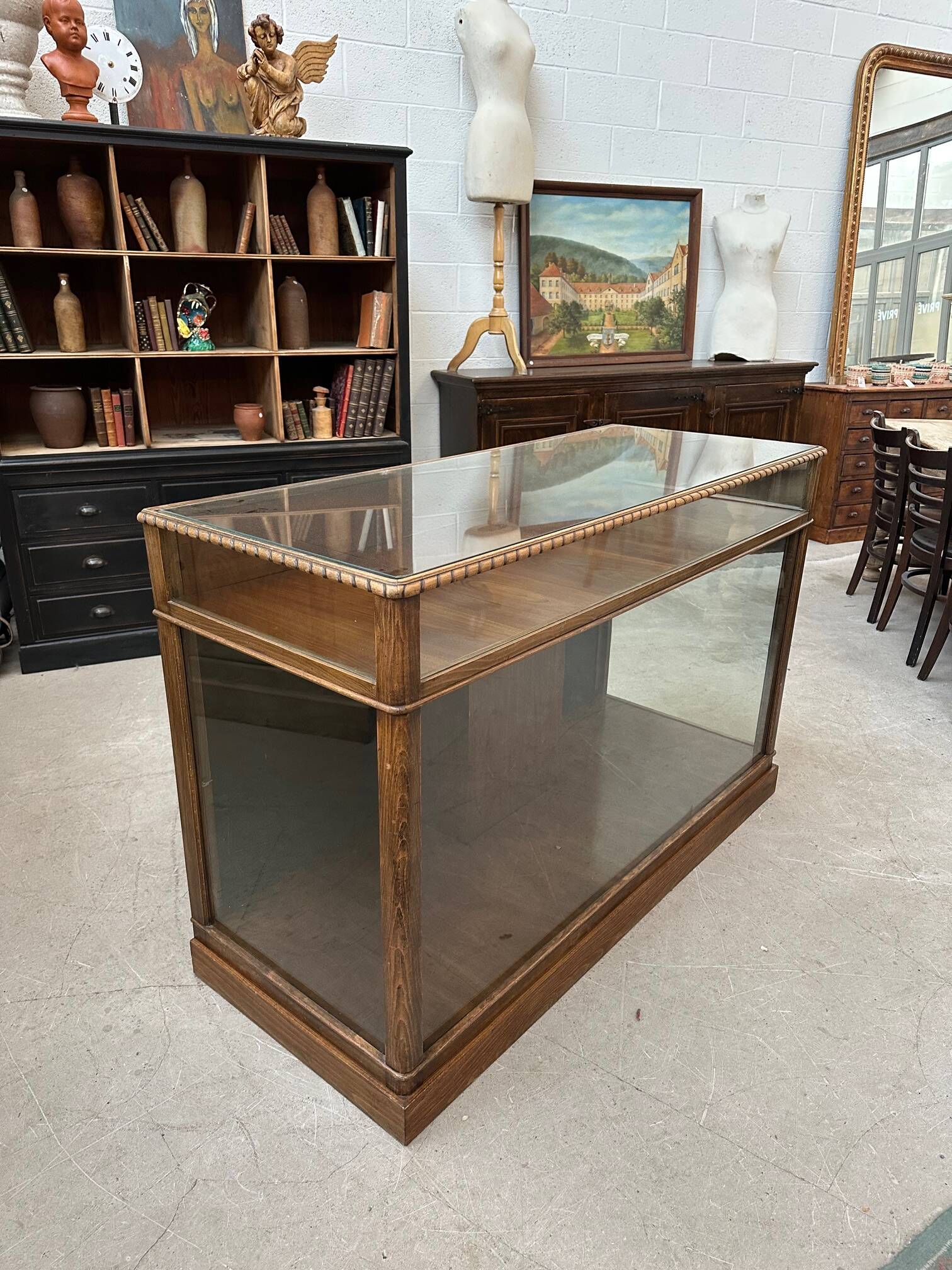 Early 20th century display counter