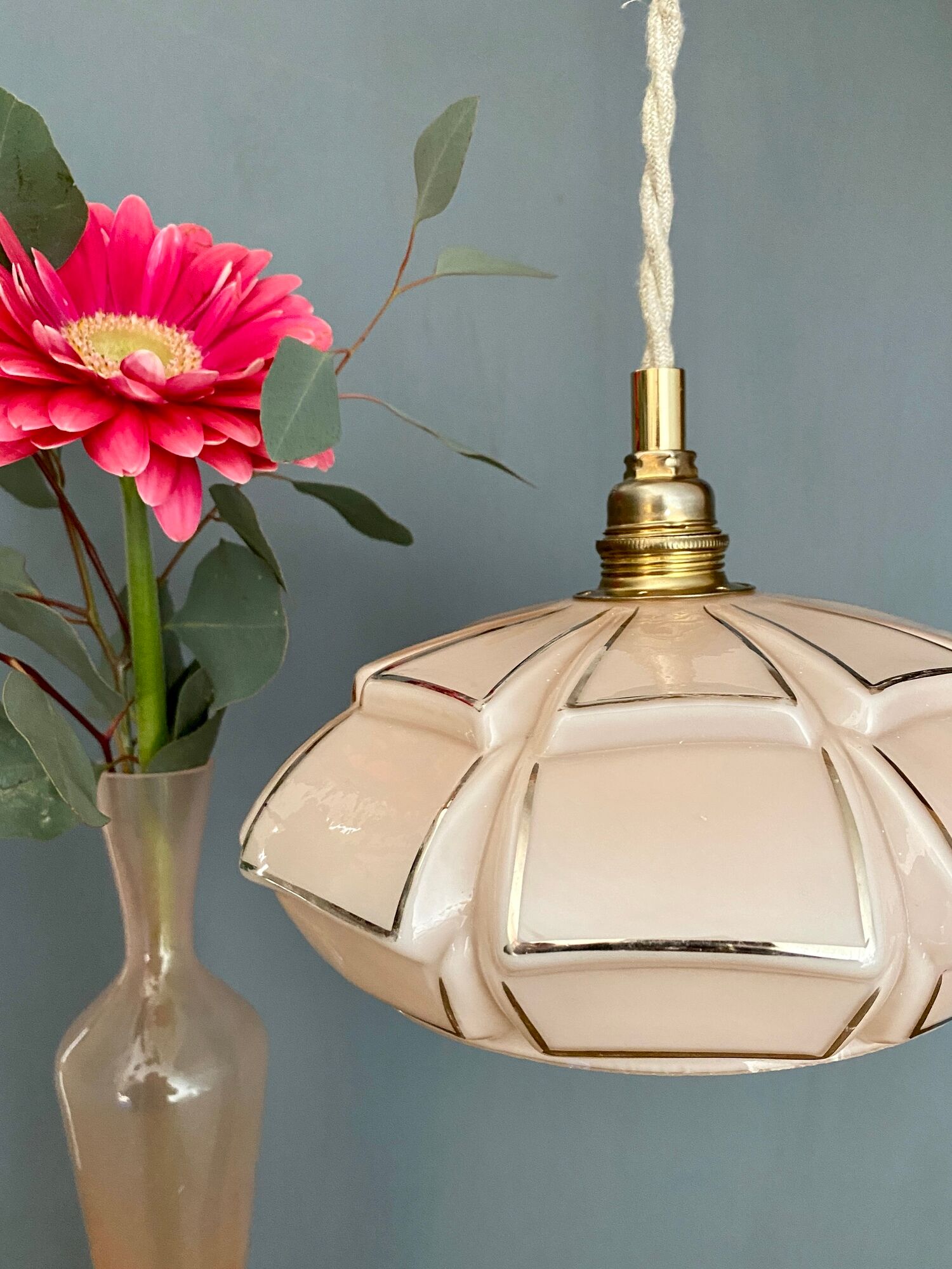 Suspension abat-jour vintage art déco en opaline rose