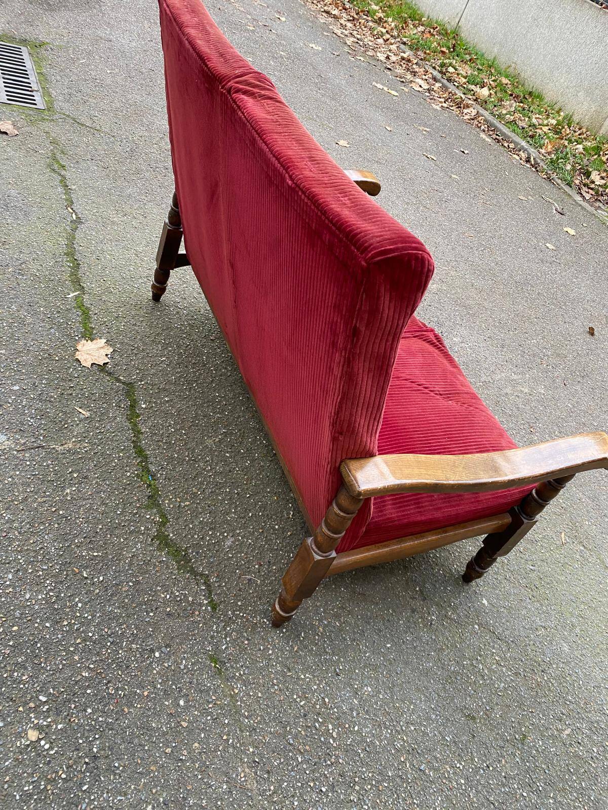 Canapé vintage 2 places en bois massif et velours bordeaux du 20ème