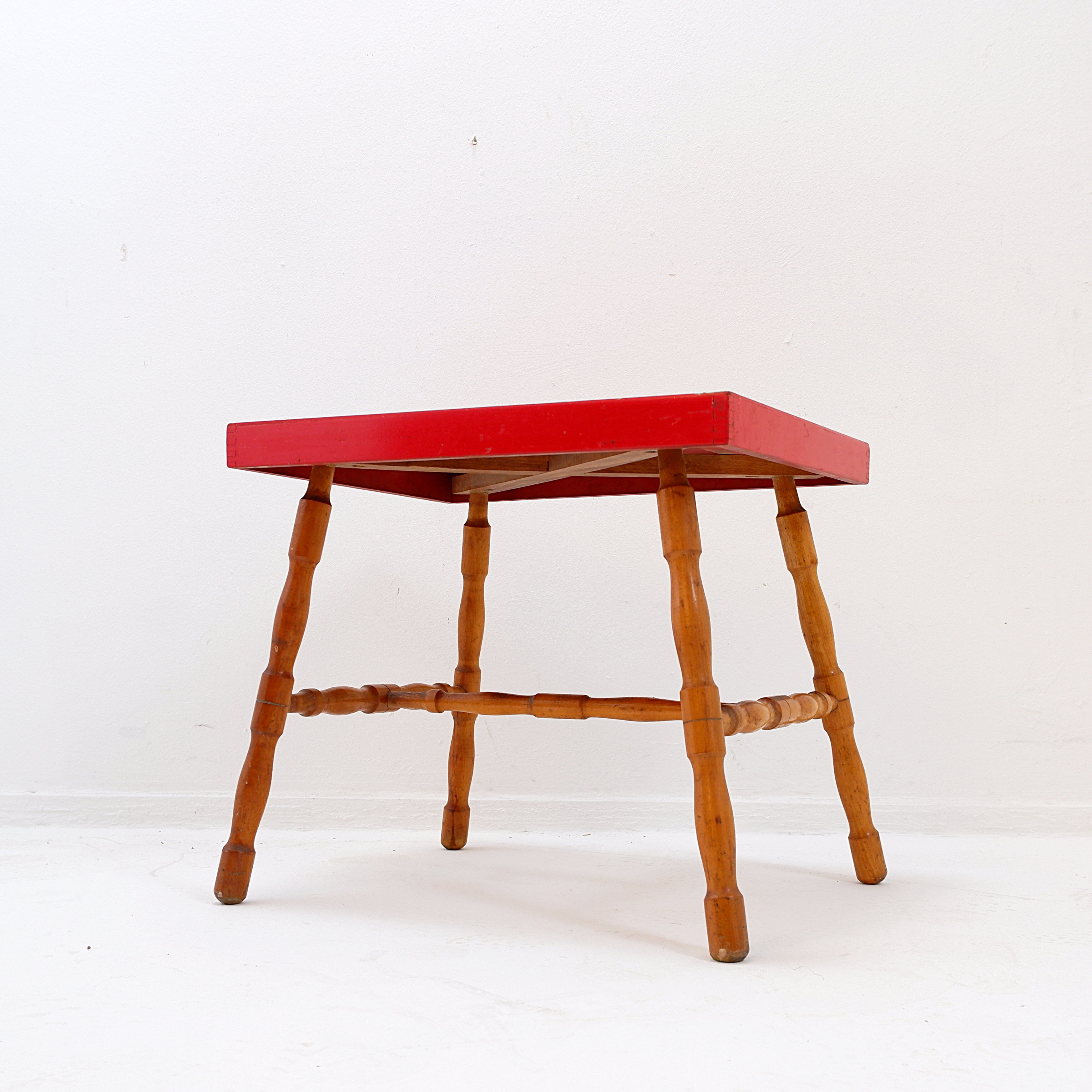 Small side table with turned legs and red top - Josco, made in Belgium - 1950s
