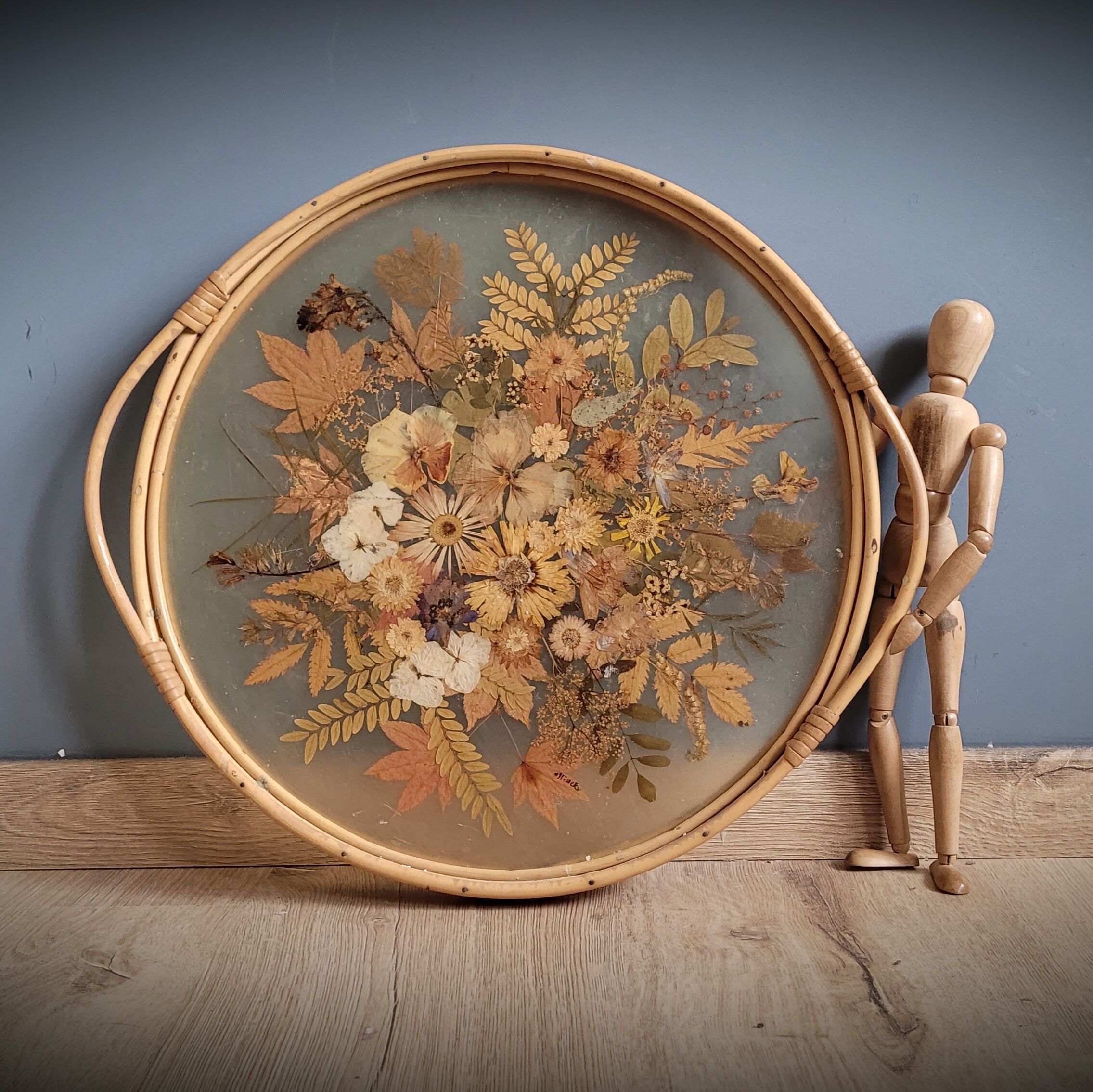 Rattan tray dried flowers