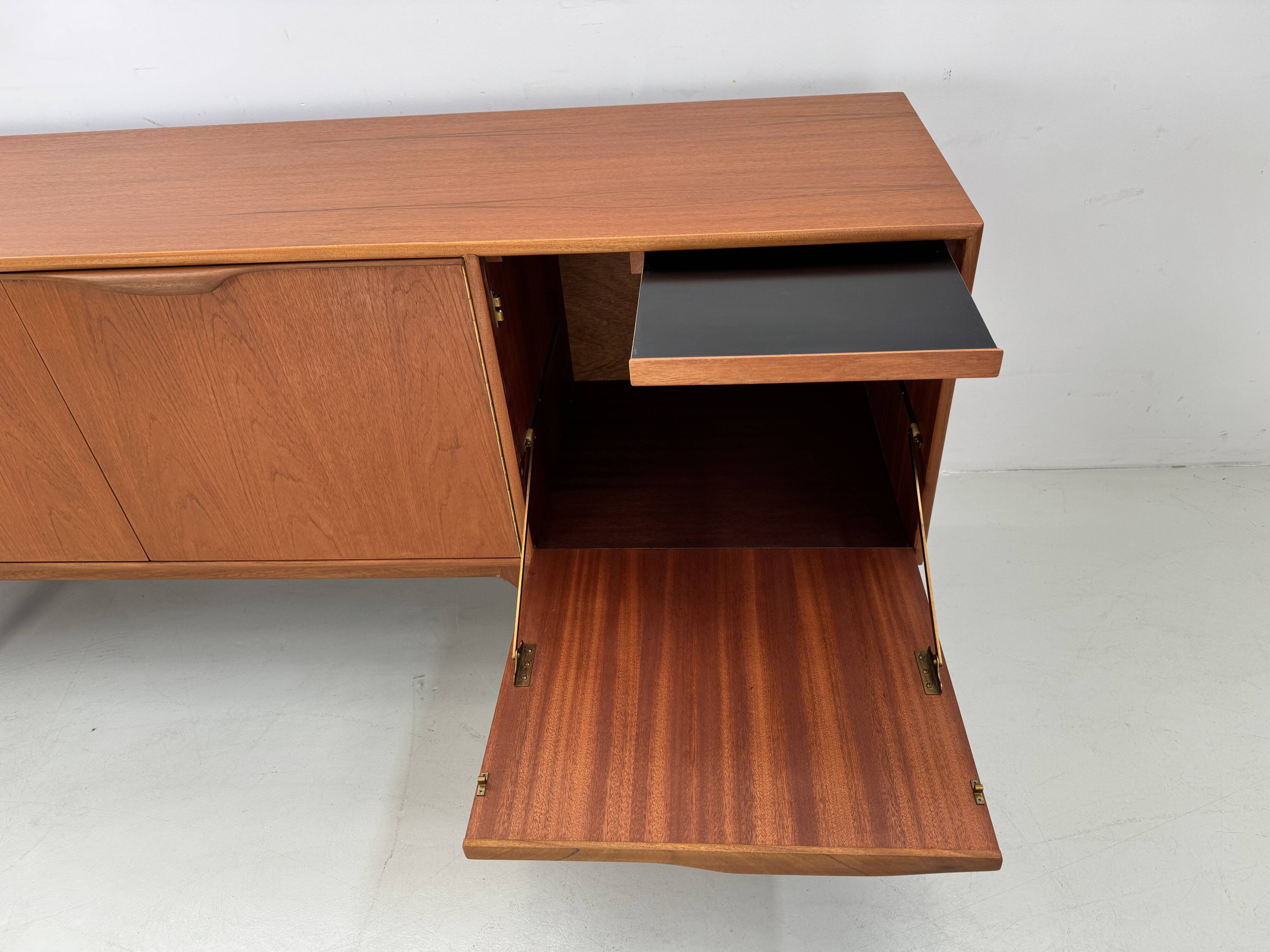 Buffet vintage par McIntosh, design de T. Robertson des années 1960.