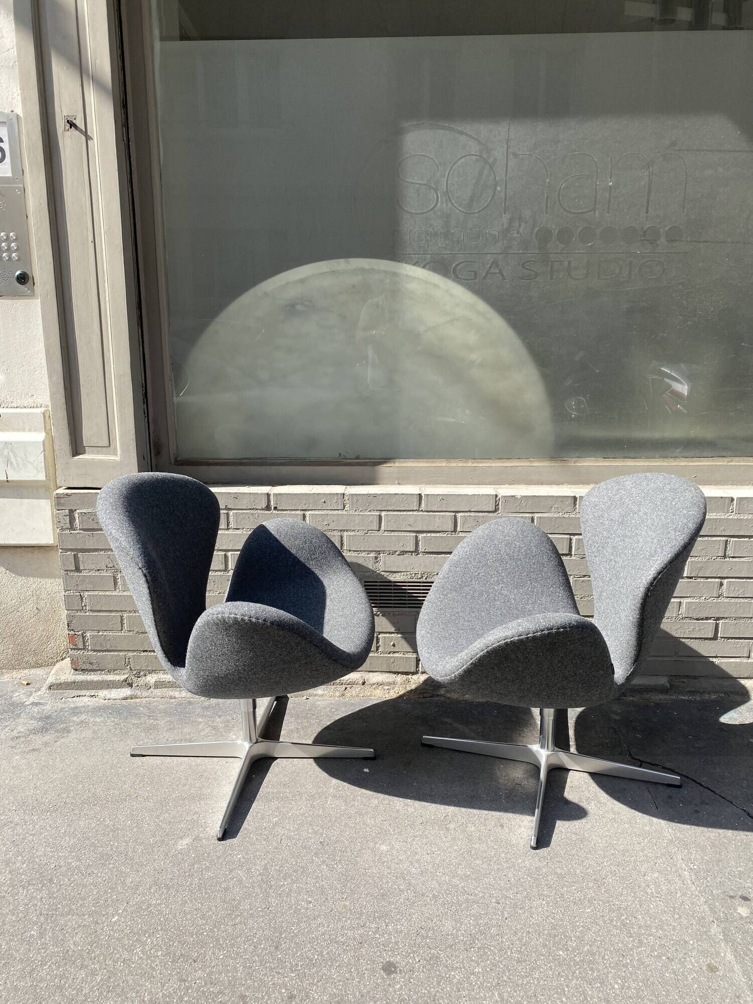 Pair of armchairs Swan armchairs by Arne Jacobsen, Fritz Hansen edition