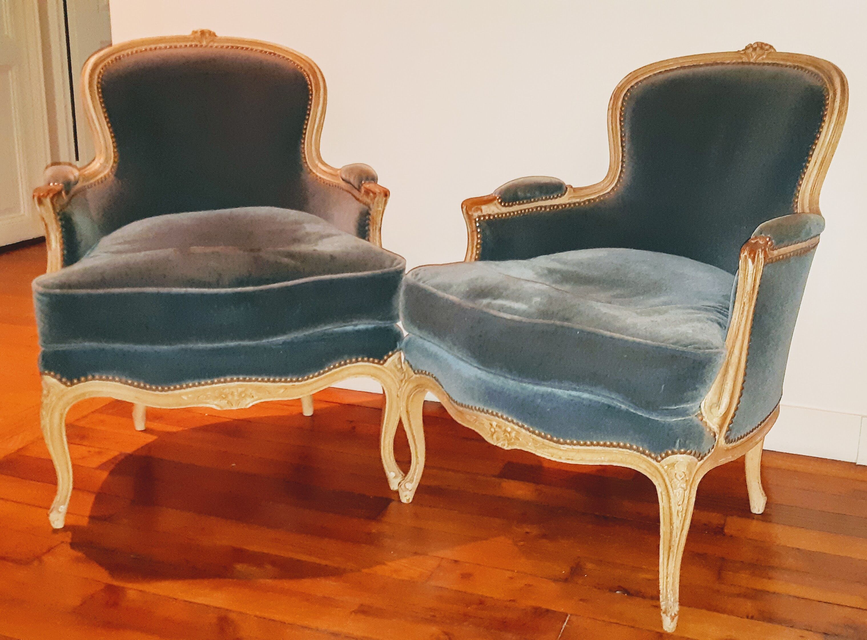 Paire de fauteuils bergères de style Louis XV
