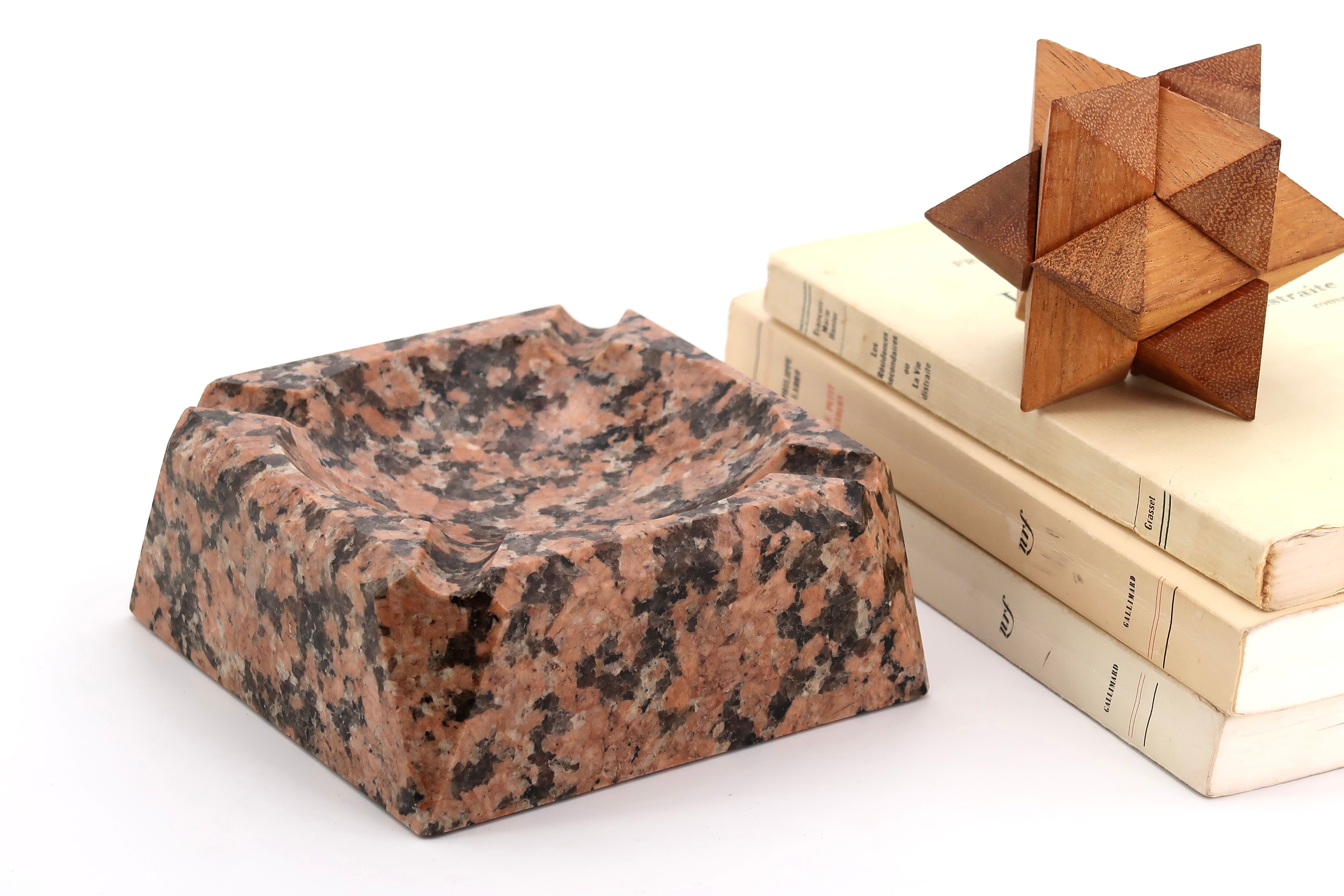 Cendrier en granit rose, années 50