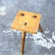 Tabouret brutaliste tripode bois massif claveté