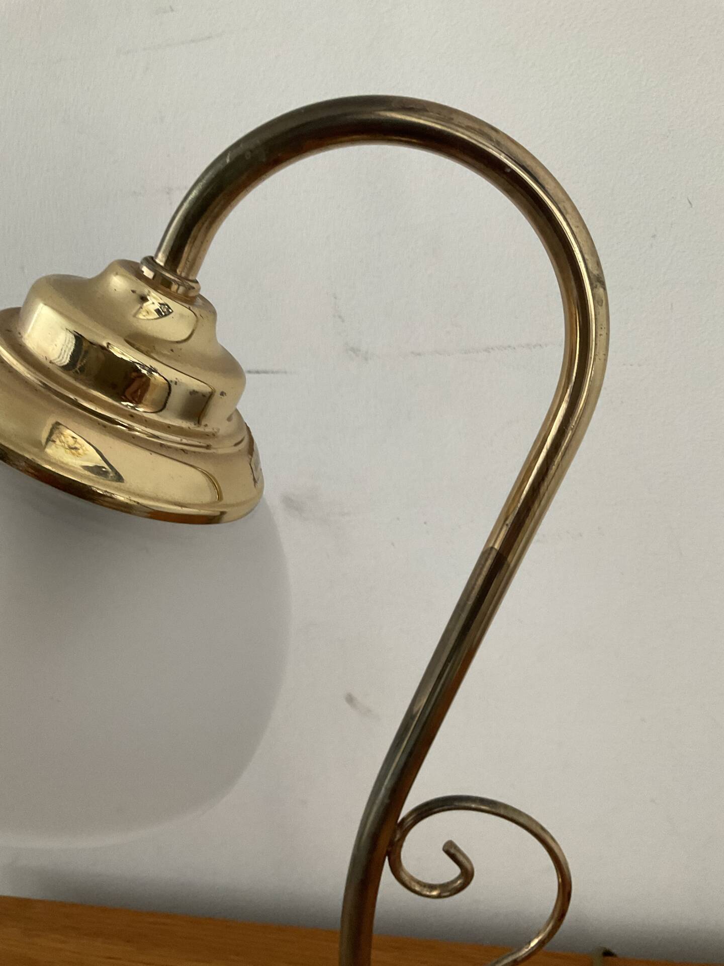 Vintage swan neck lamp in gilded metal and frosted glass