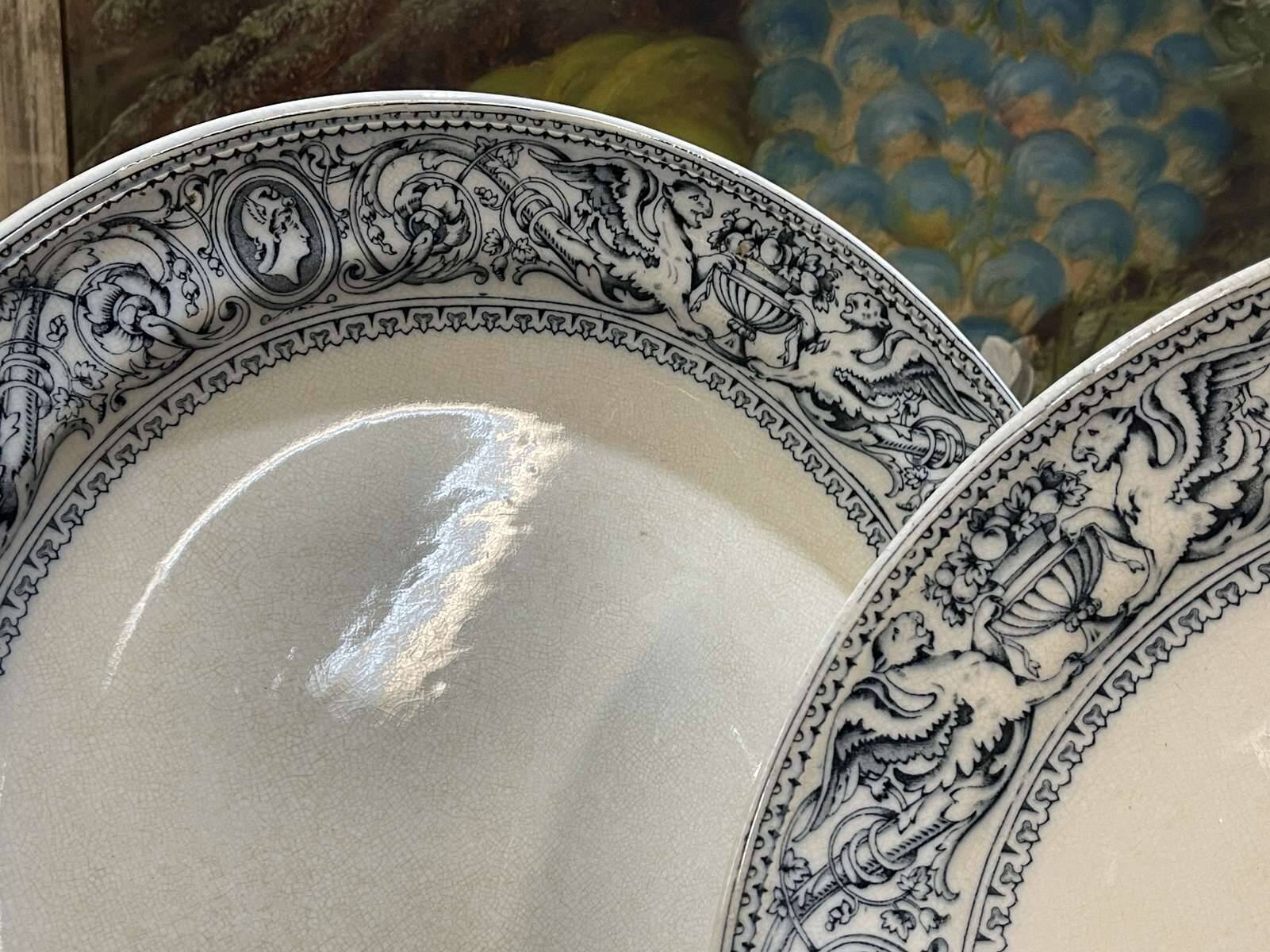 Pair of round Minton English porcelain dishes, Florentine pattern