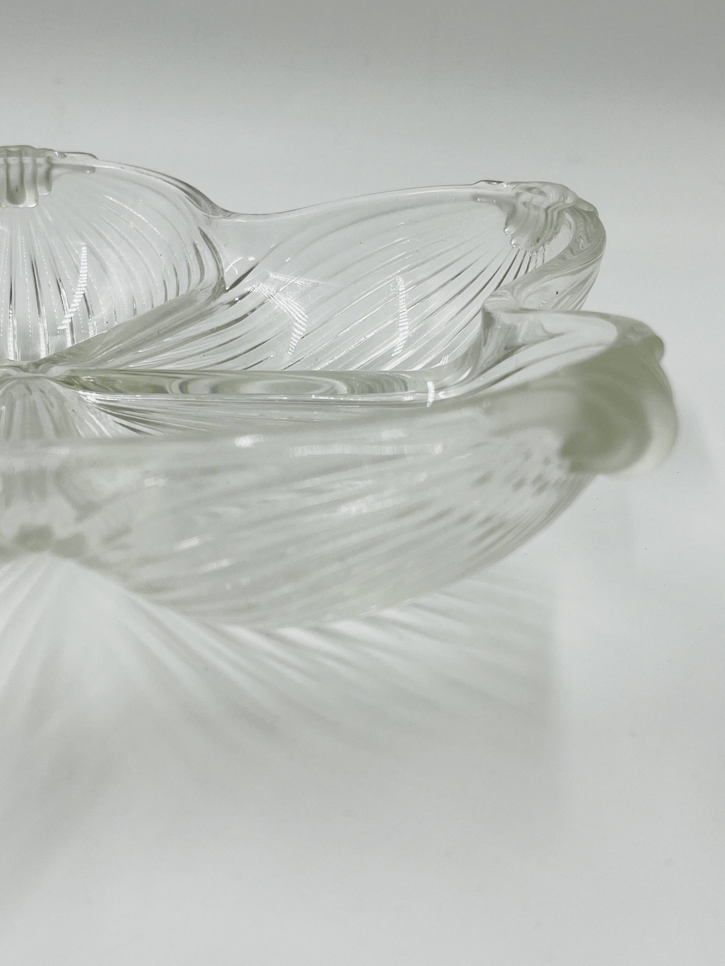 Plat en verre moulé fleur Art déco