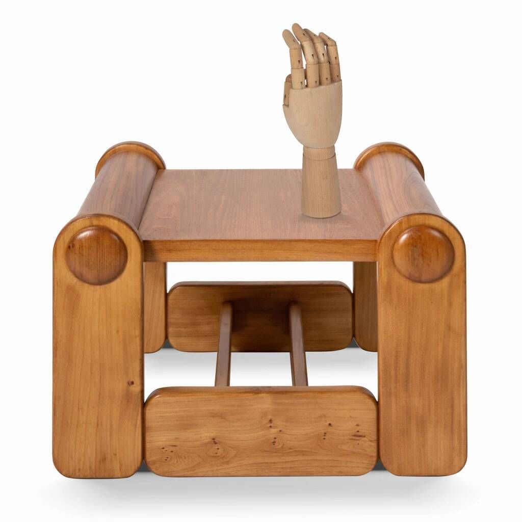 Table basse en bois avec un design géométrique