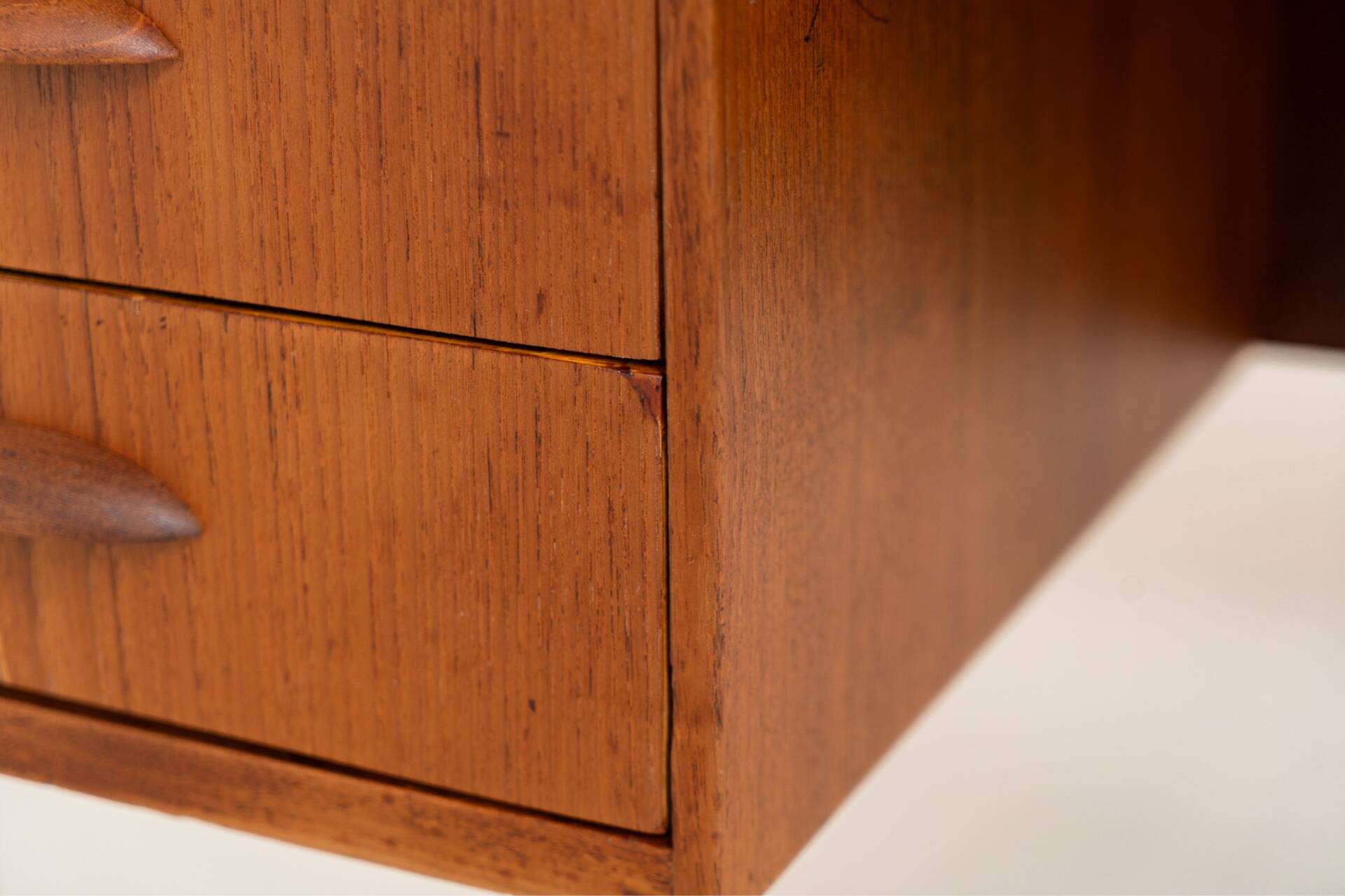 Bureau danois en teck, années 1960.