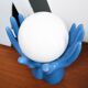Lampe céramique mains tenant globe bleue