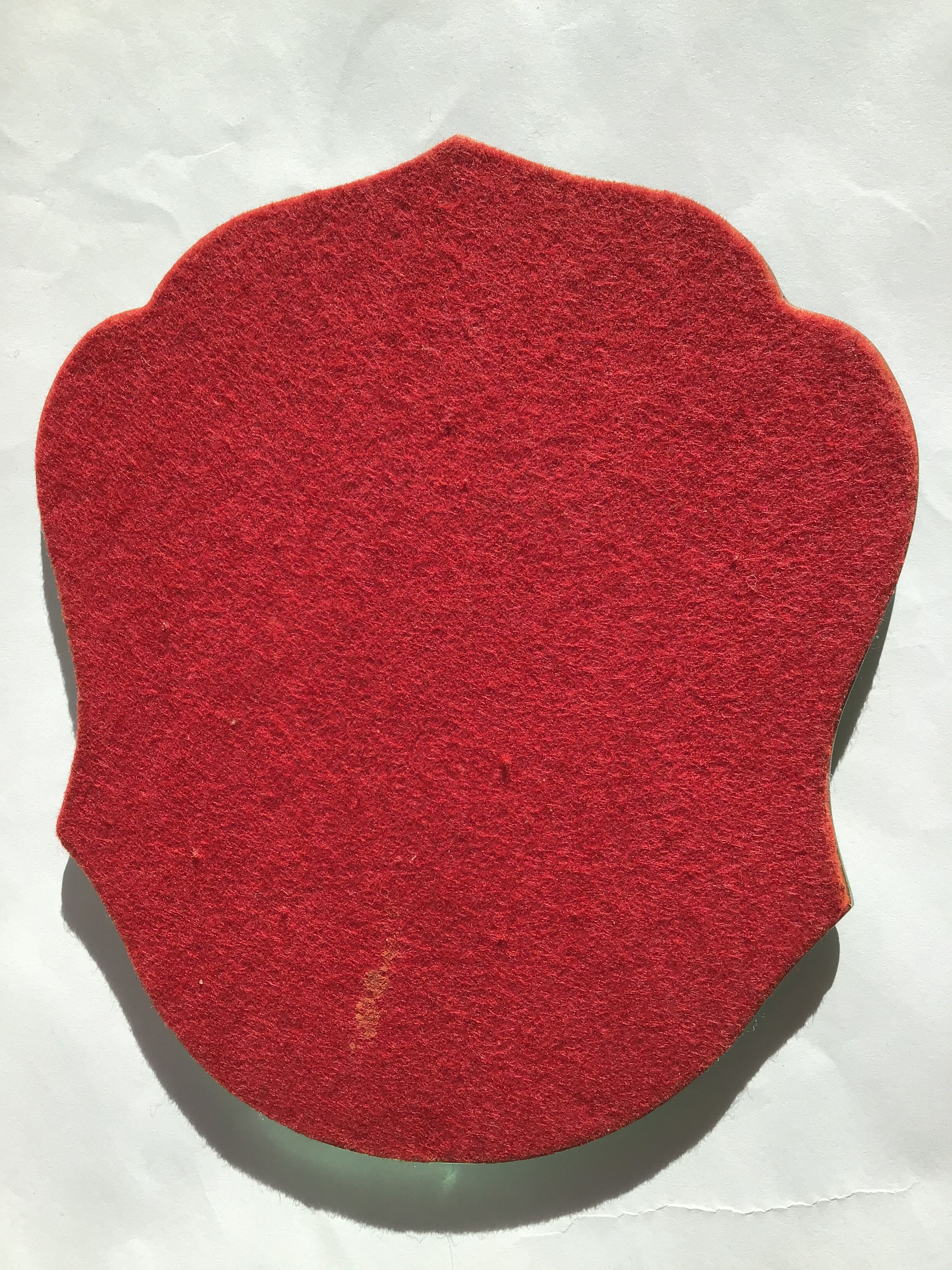 Bevelled mirror engraved under vase or bottle